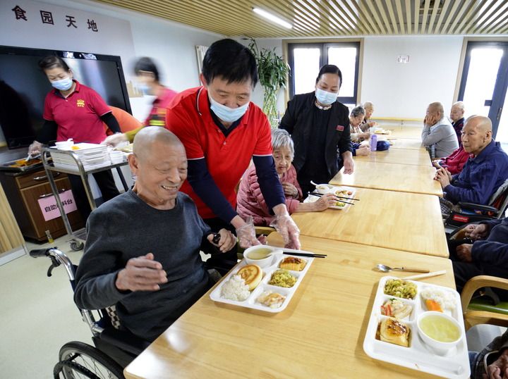 老人在北京市朝阳区来广营福寿苑养老照料中心准备吃午饭.jpeg
